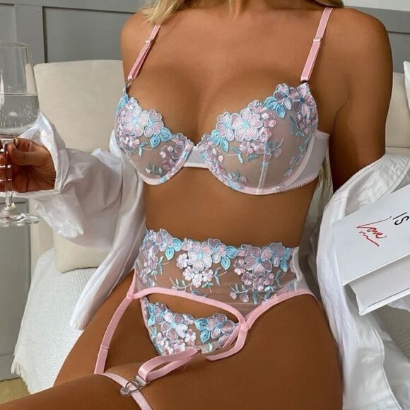 Sexy Sheer Floral Embroidered Lingerie Set - Picture 5 of 9